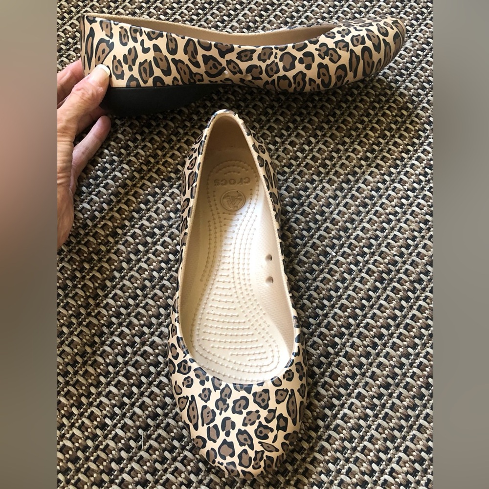 CROCS Leopard/Animal Print Slip-on Ballet Flats Closed Heel Water Friendly - Picture 2 of 10
